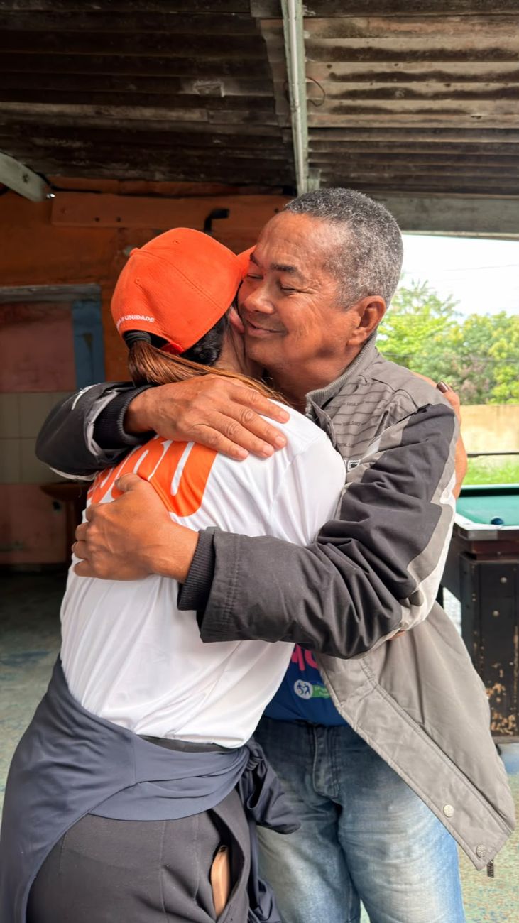 Morador abraça Kelaine com carinho